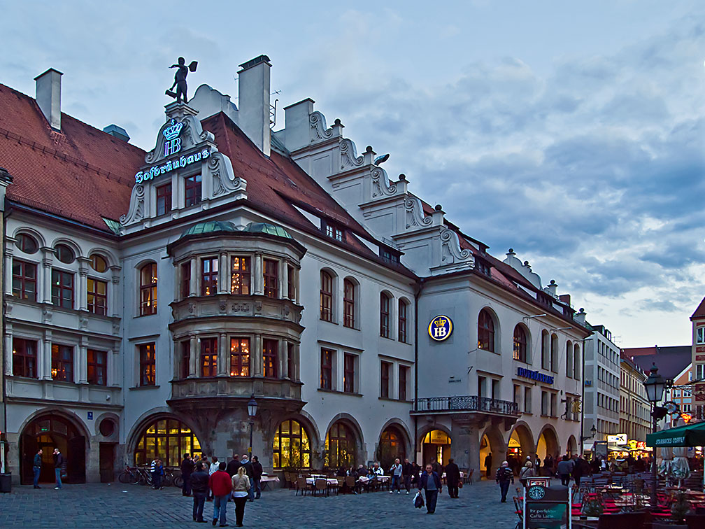 Hofbräuhaus München in dark sky